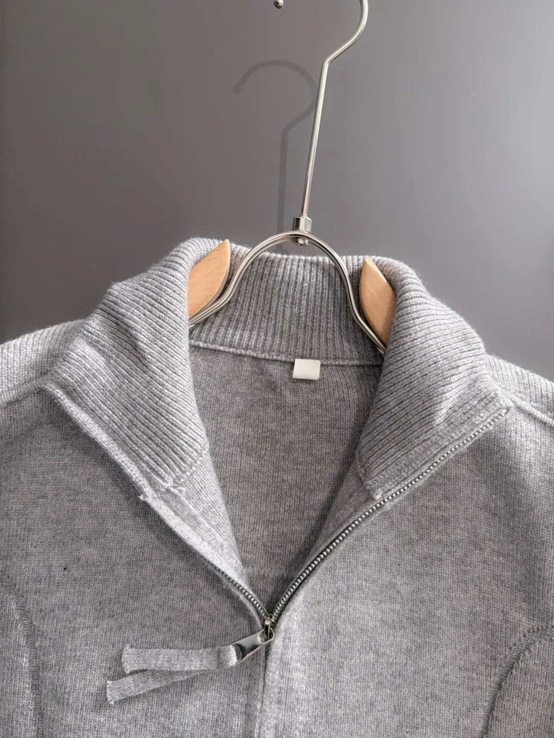 Next day shipping P225 Hermès 2026 Autumn and Winter latest sweaters from the official website, now on sale at the counter simultaneously Hot Sale! Specially made of wool blended fabric. It feels comfortable and can be directly in contact with the skin. The logo badge is exquisitely embroidered, which is extremely eye-catching! The details highlight the fashionable charm of big brands. Exquisite workmanship. Three-dimensional cutting style. The wearing effect is invincible and handsome! All three standards are complete! Sizes:M-3XL